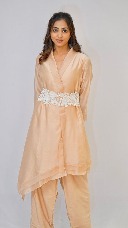 creame belt with white work